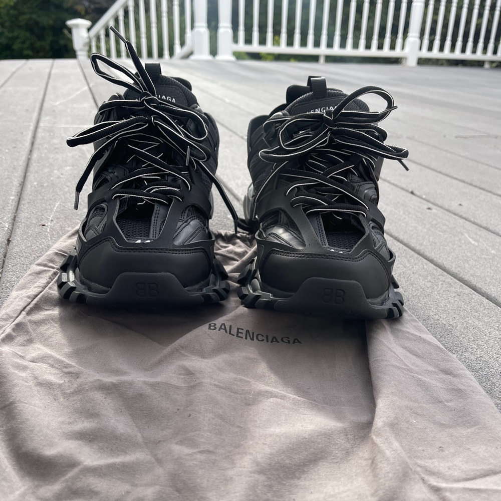 MEN'S TRACK SNEAKER IN BLACK